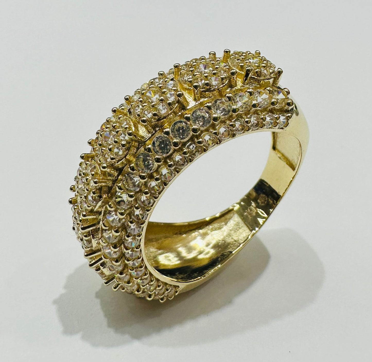 10K GOLD ROUND RING WITH WHITE SAPPHIRE- WEIGHT: 6.1gm