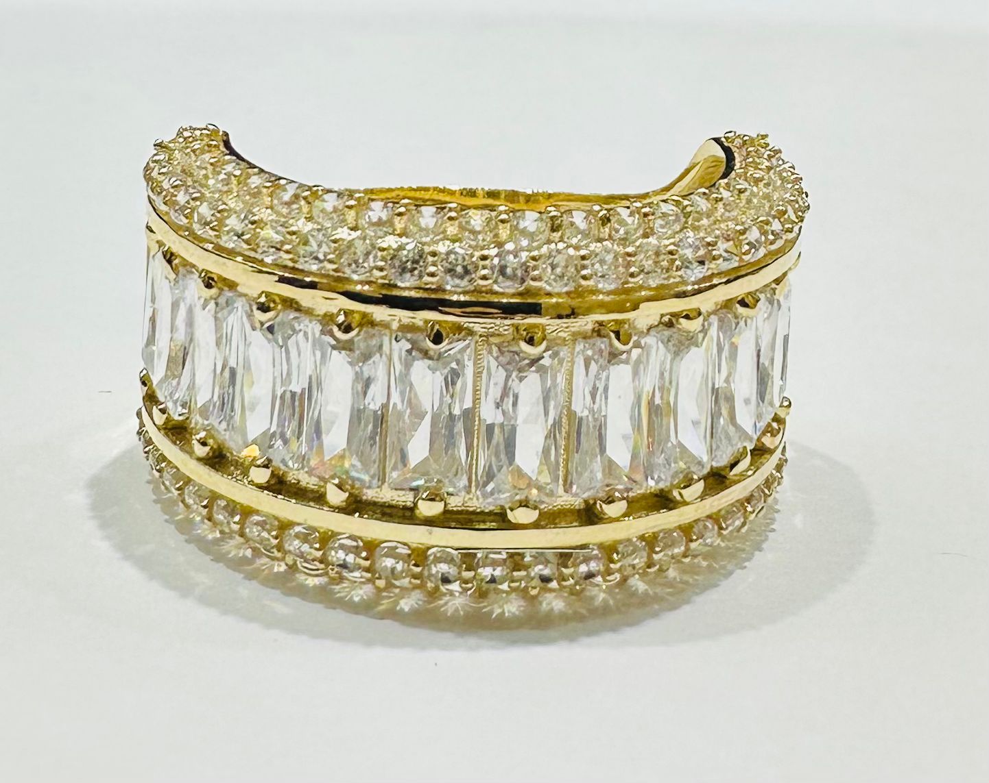 10K GOLD ROUND RING WITH WHITE SAPPHIRE- WEIGHT: 6.3gm