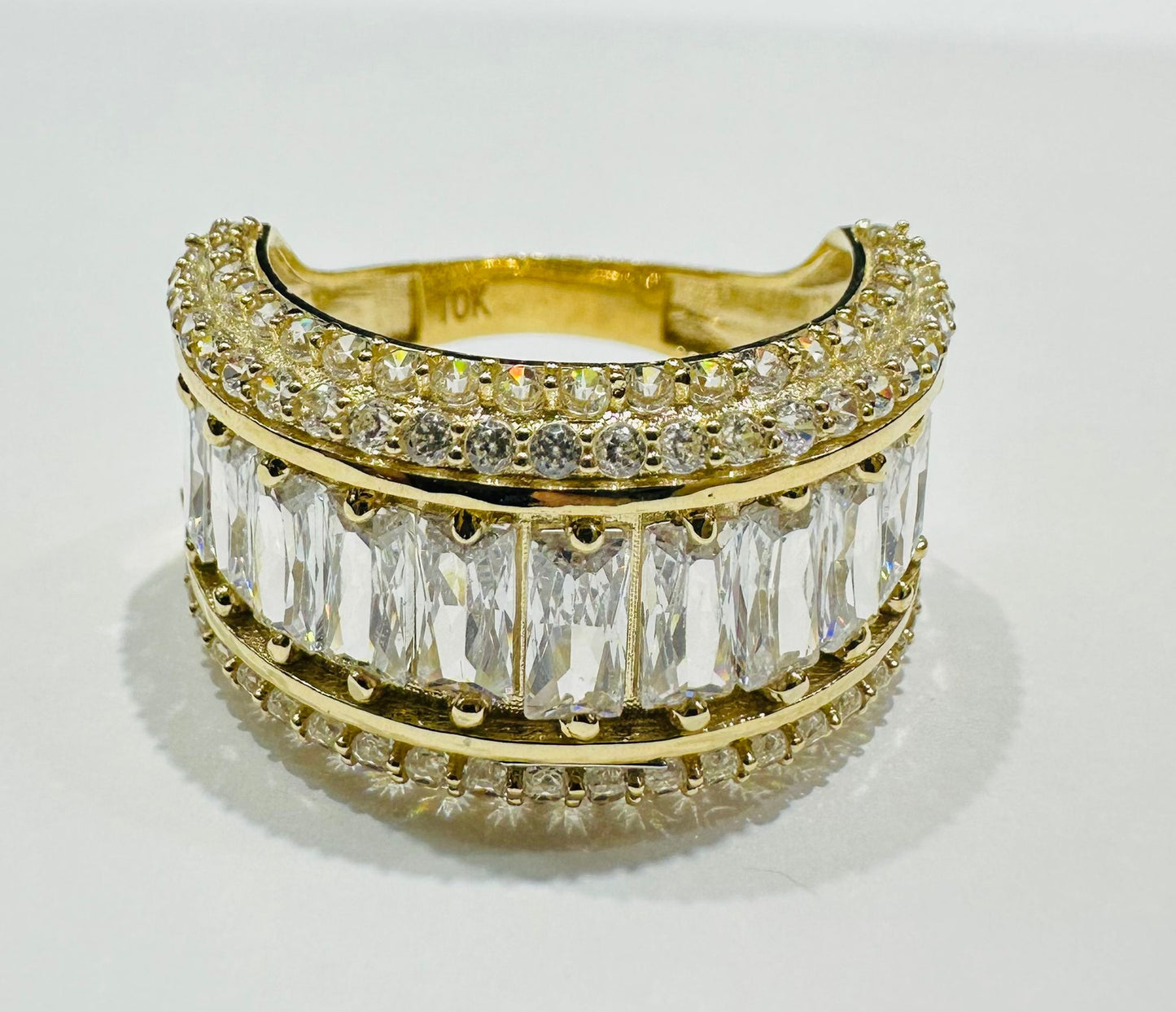 10K GOLD ROUND RING WITH WHITE SAPPHIRE- WEIGHT: 6.3gm
