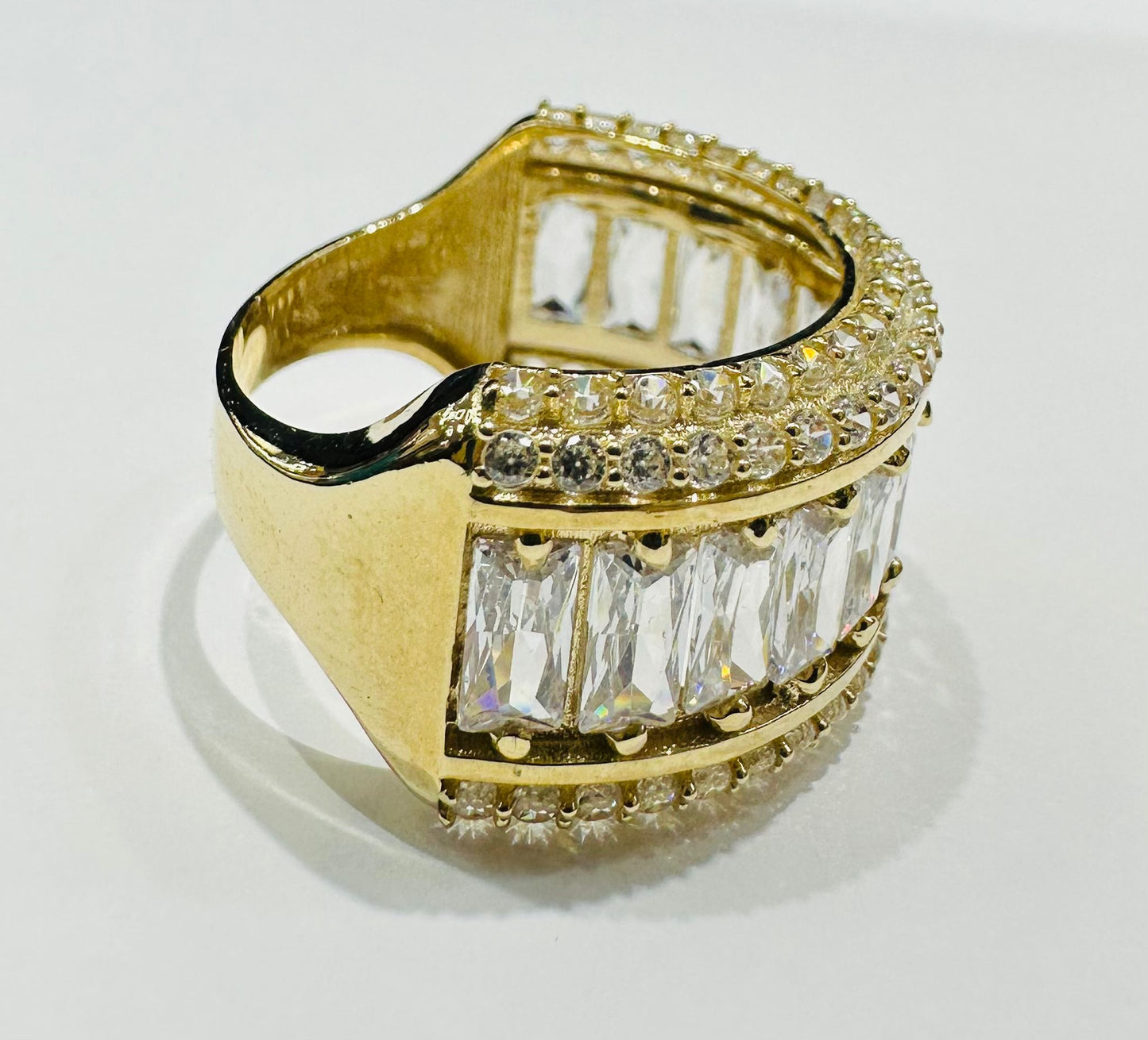 10K GOLD ROUND RING WITH WHITE SAPPHIRE- WEIGHT: 6.3gm