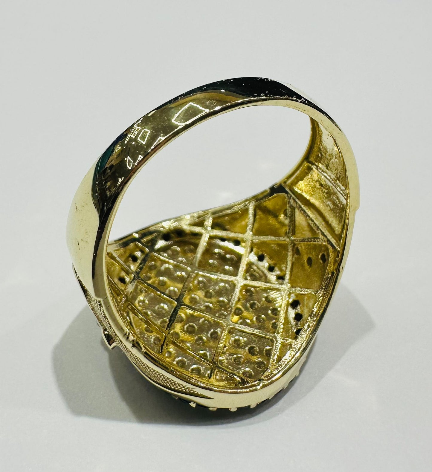 10K GOLD ROUND RING WITH SAPPHIRE STONES- WEIGHT: 6.8gm