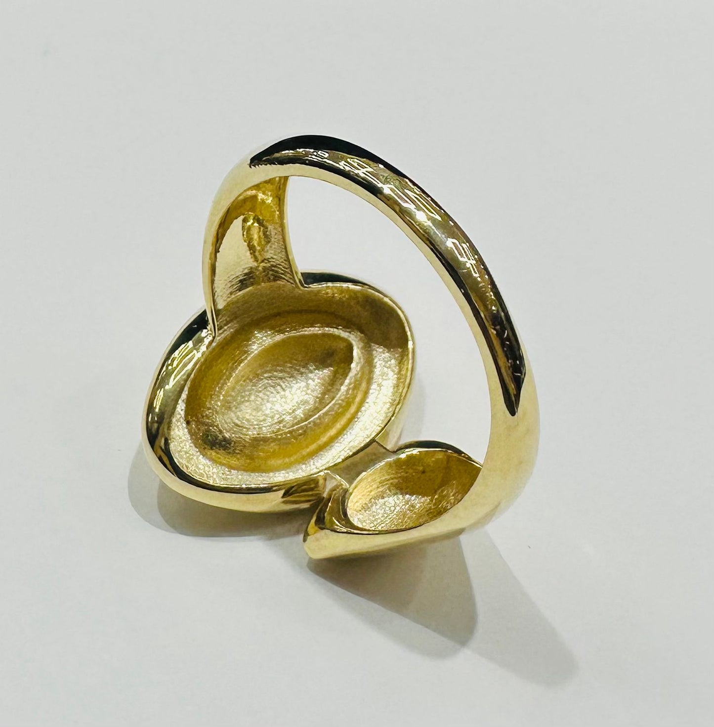 10K GOLD RING-WEIGHT: 2.1gm