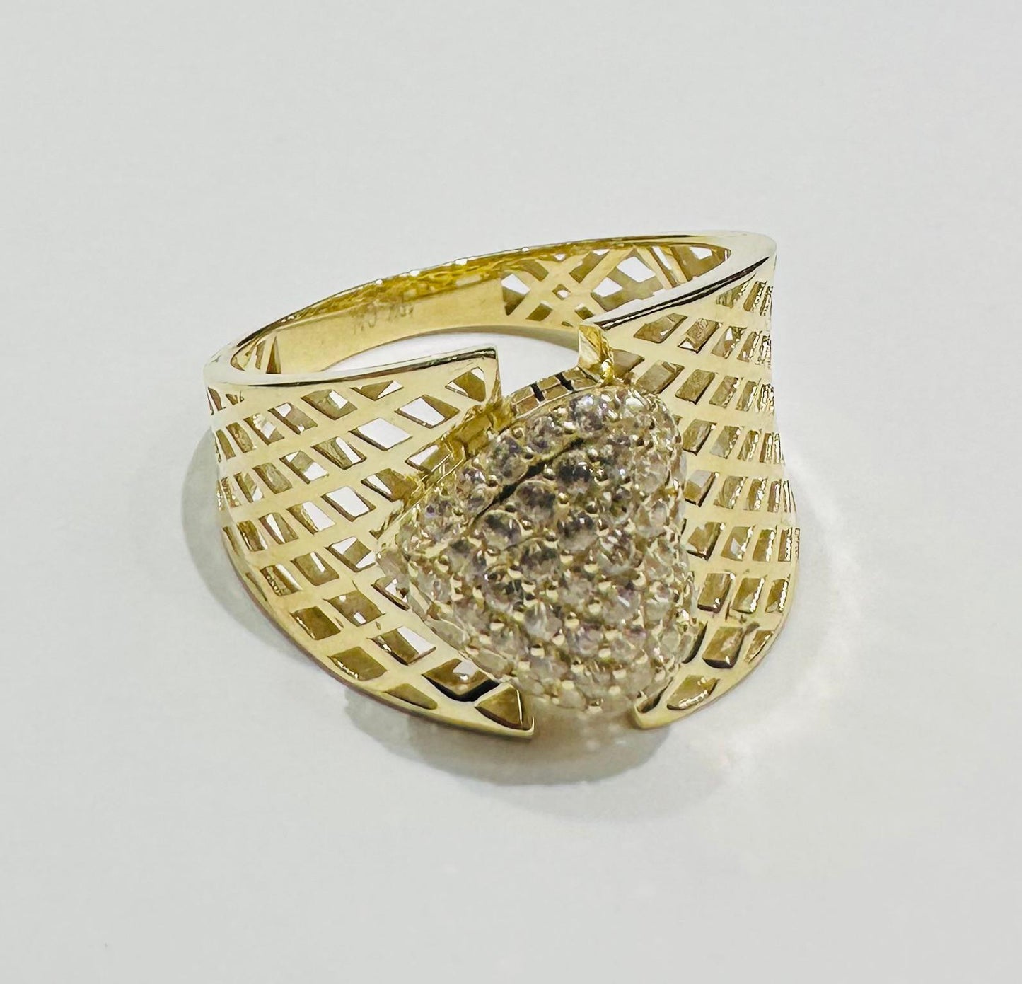 10K GOLD RING WITH SAPPHIRE STONES- WEIGHT: 2.6gm