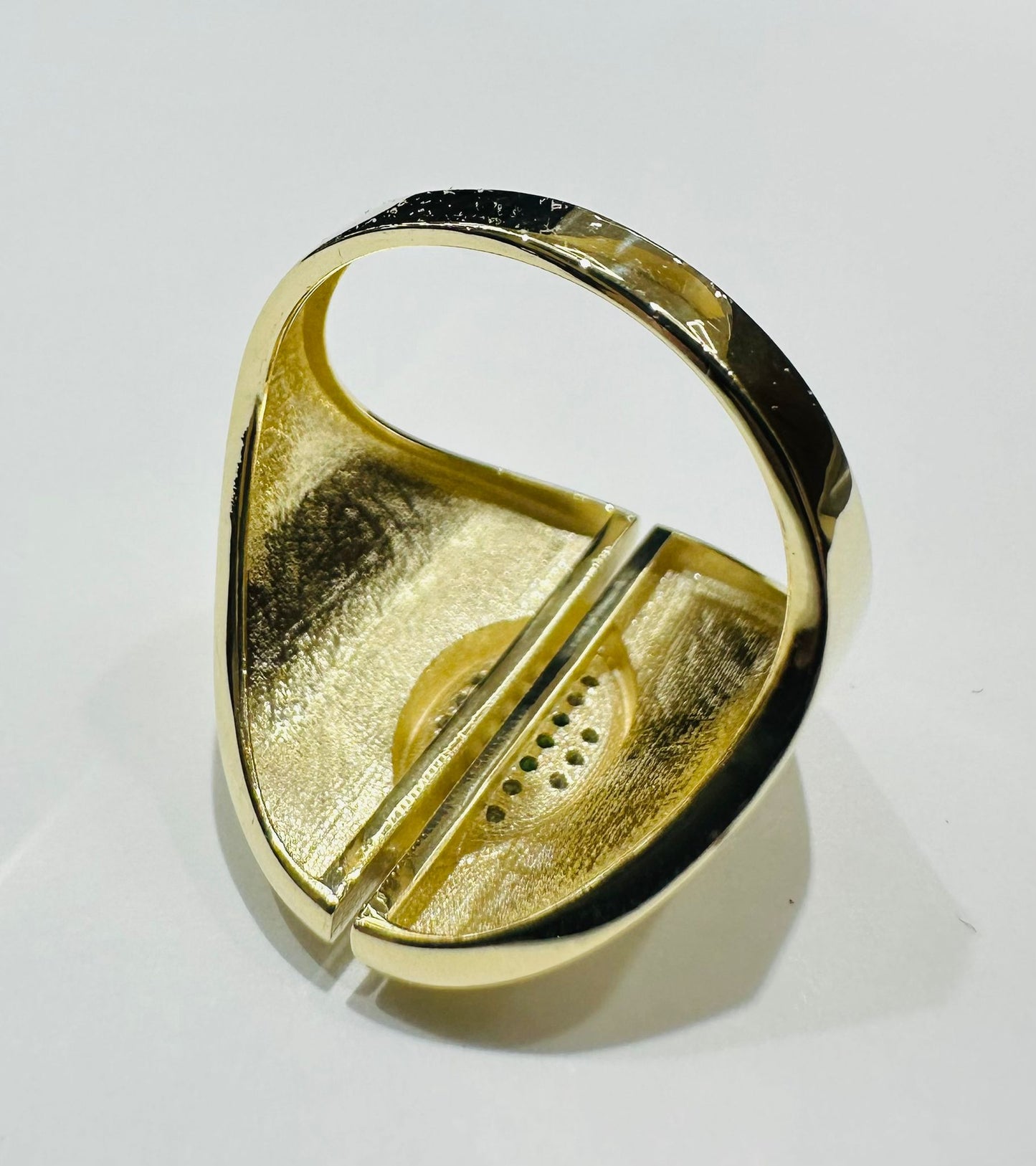 10K GOLD RING WITH SAPPHIRE STONES- WEIGHT: 2.8gm