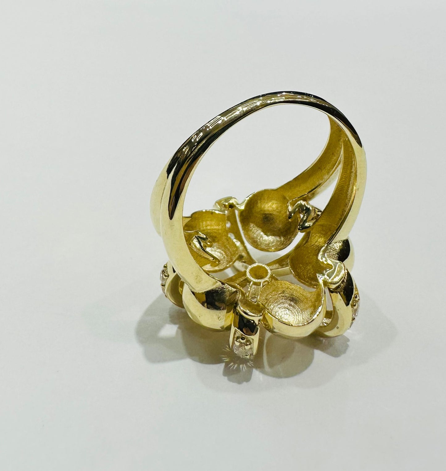 10K GOLD FLOWER RING WITH SAPPHIRE STONES- WEIGHT: 4.0gm