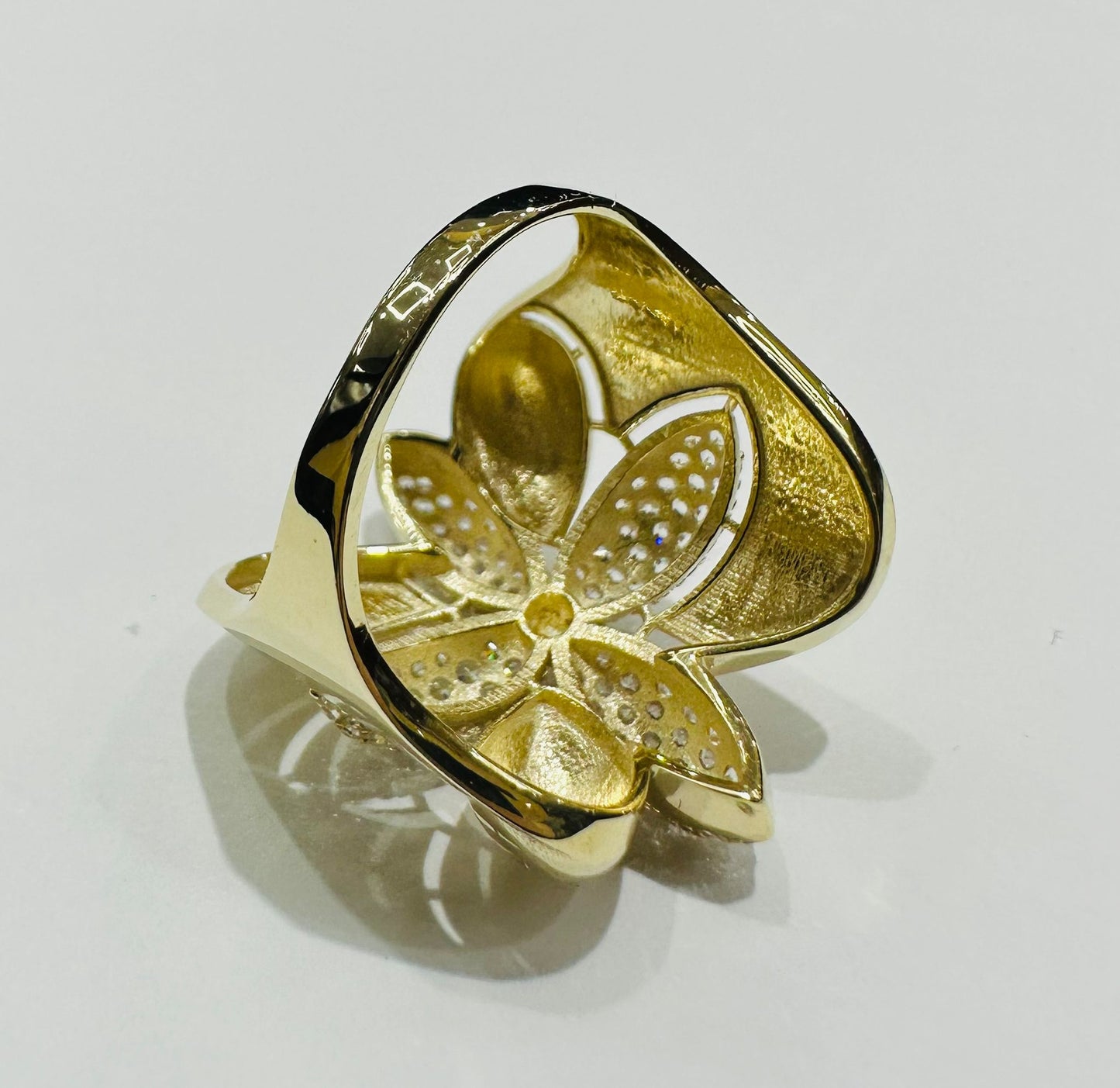 10K GOLD FLOWER RING WITH SAPPHIRE STONES- WEIGHT: 4.0gm