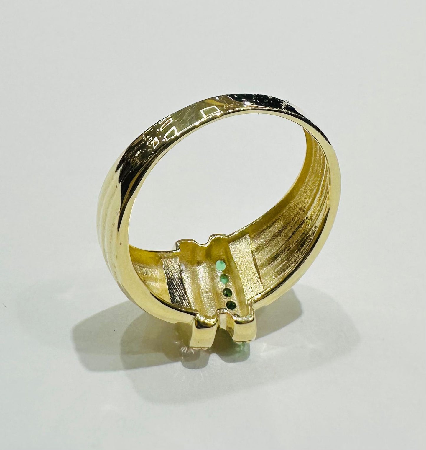 10K GOLD RING WITH SAPPHIRE STONES- WEIGHT: 2.5gm