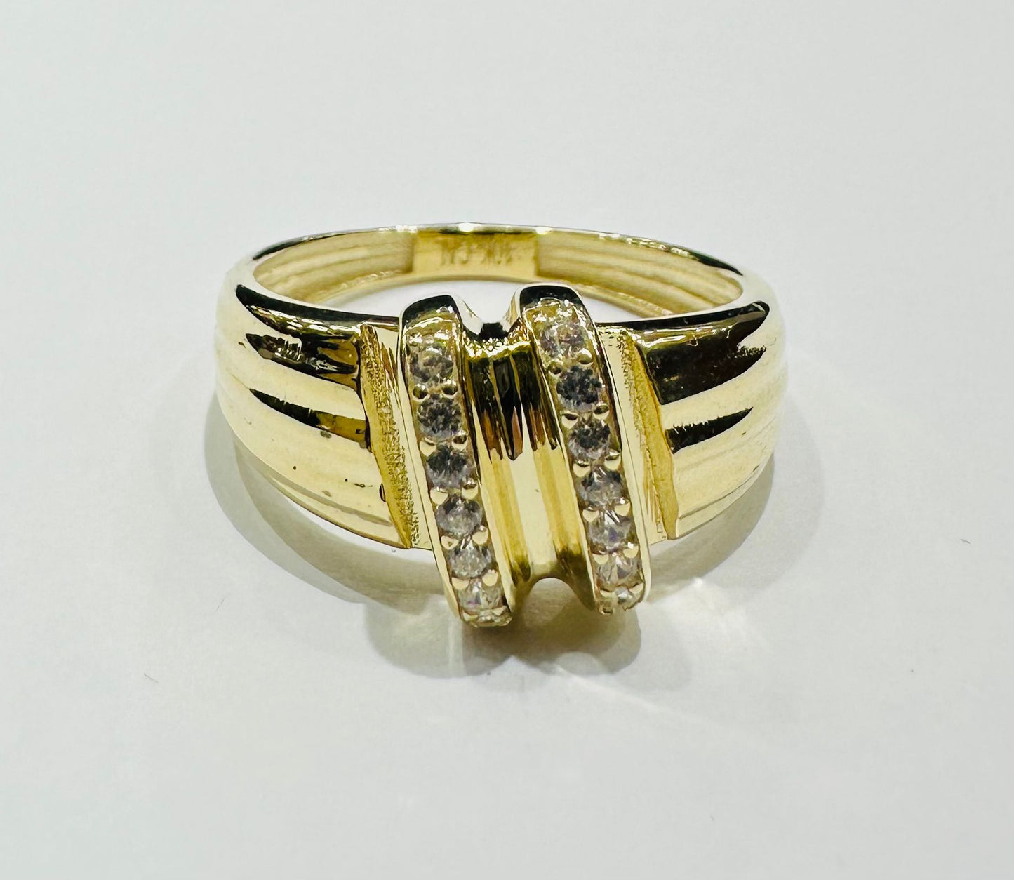 10K GOLD RING WITH SAPPHIRE STONES- WEIGHT: 2.3gm