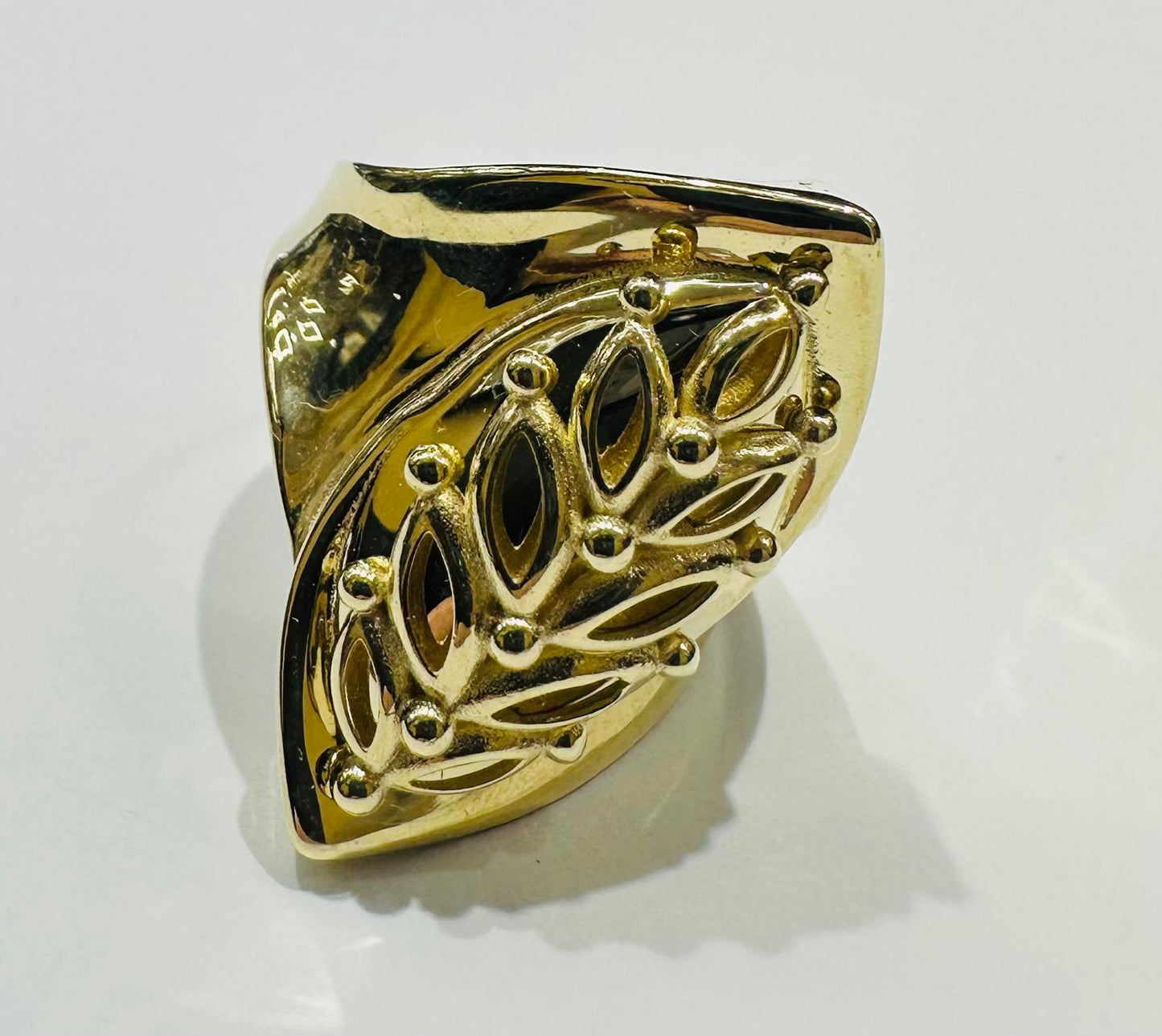 10K GOLD RING- WEIGHT: 3.7gm