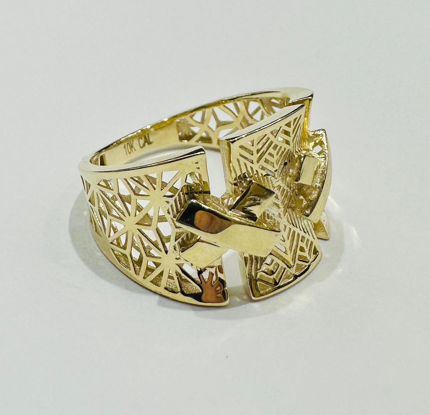10K GOLD RING- WEIGHT: 2.6gm