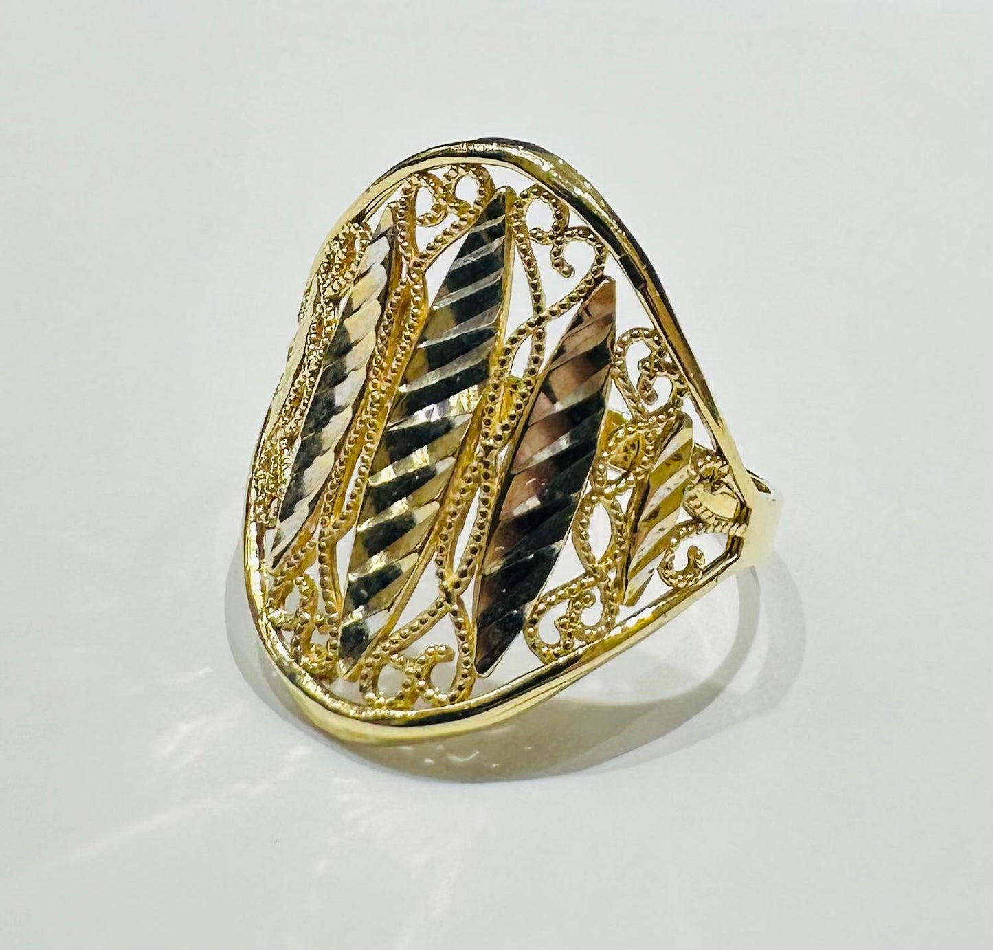 10K GOLD TWO TONED RING- WEIGHT: 2.8gm