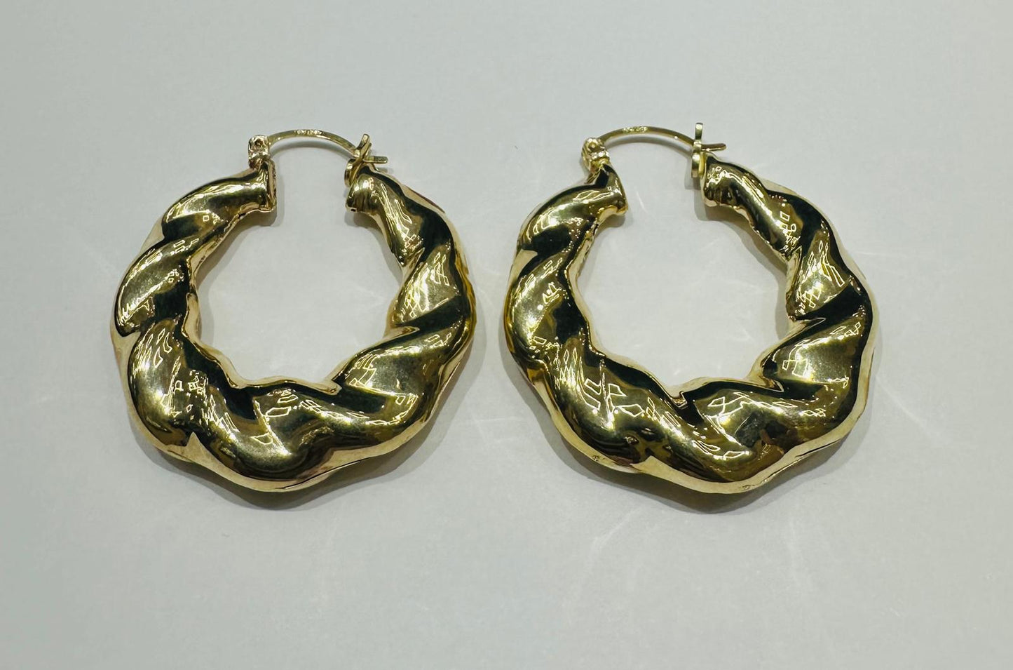 10K GOLD TWISTED EARRINGS- WEIGHT: 6.1gm