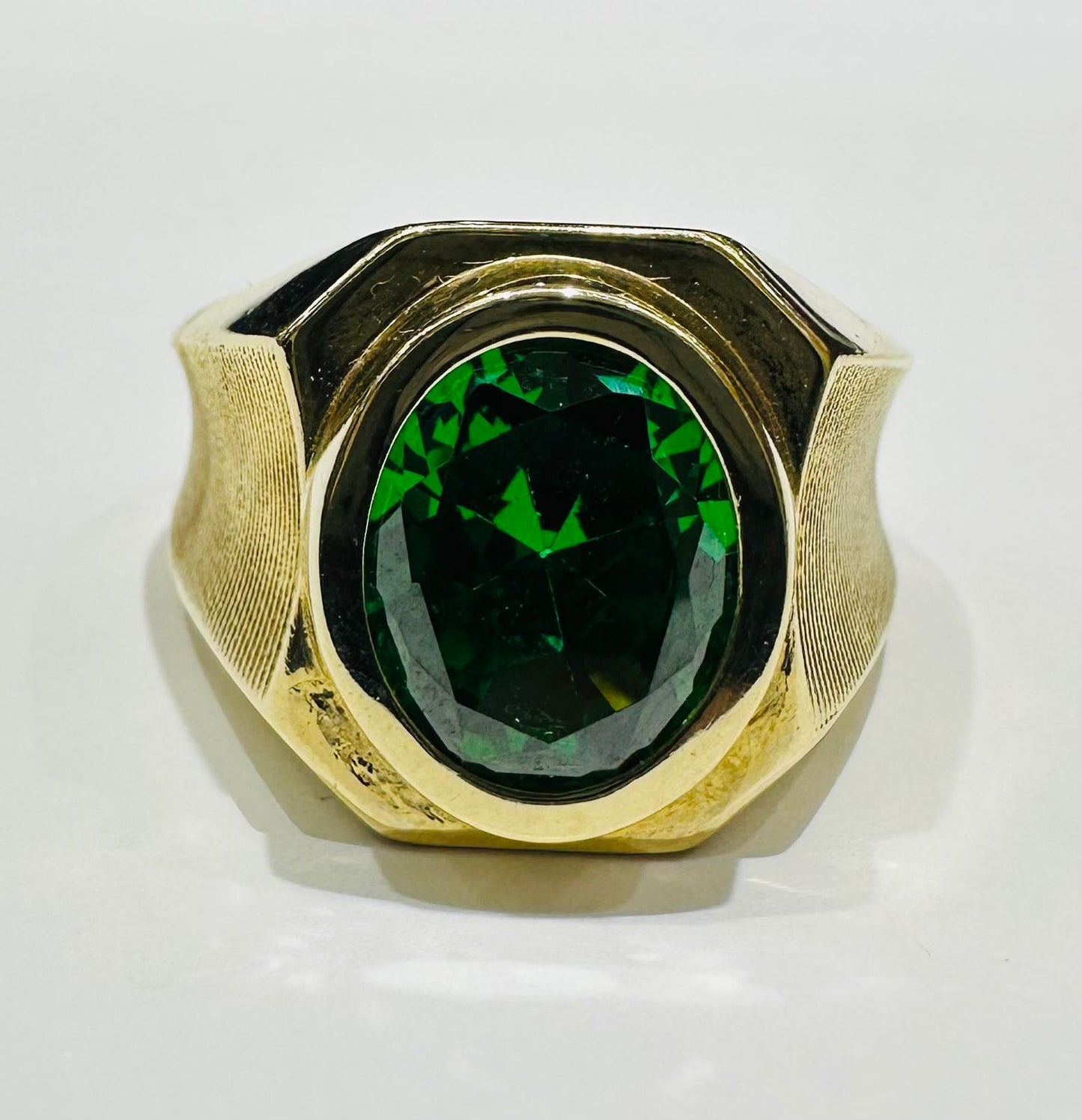 10K GOLD GREEN STONE RING - WEIGHT: 6.8gm