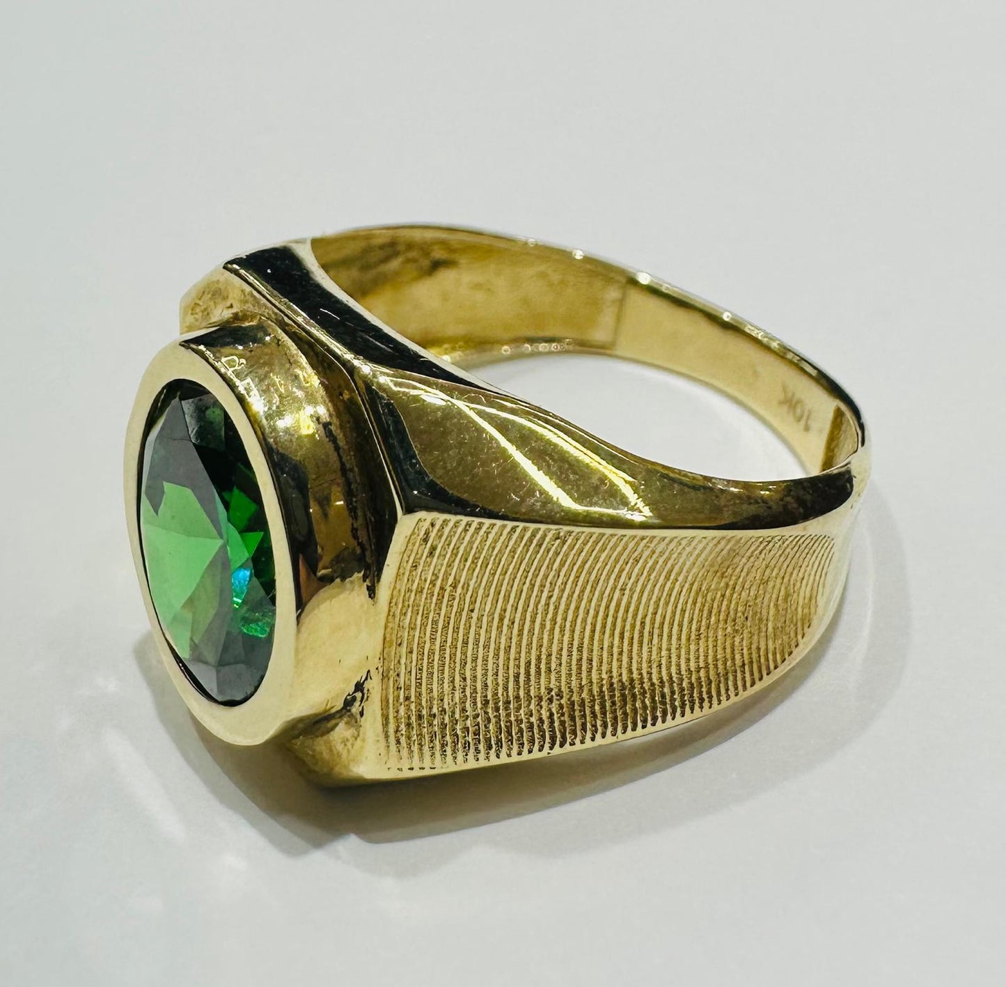 10K GOLD GREEN STONE RING - WEIGHT: 6.8gm