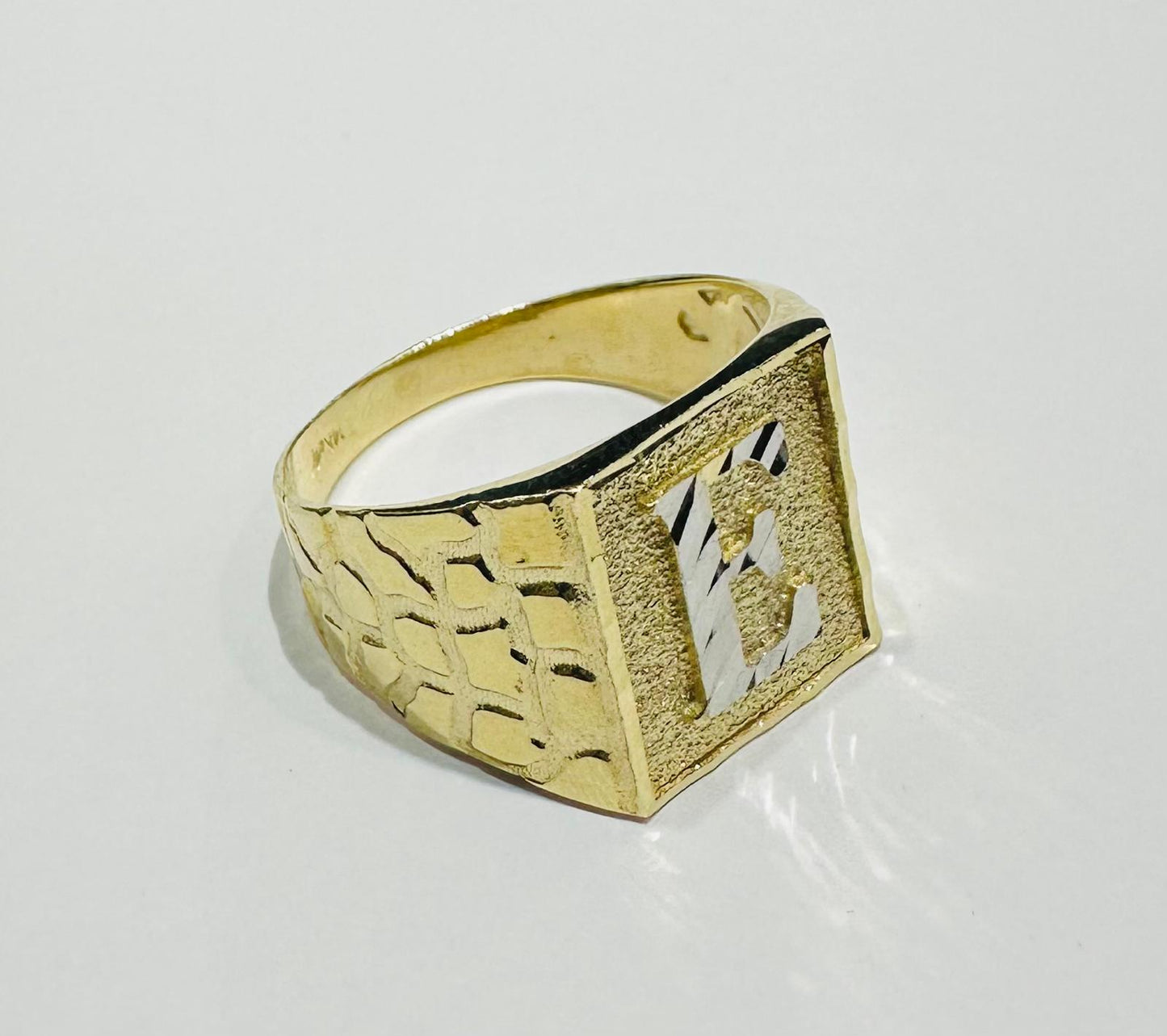 14K GOLD INITIAL LETTER "E" RING- WEIGHT: 4.5gm