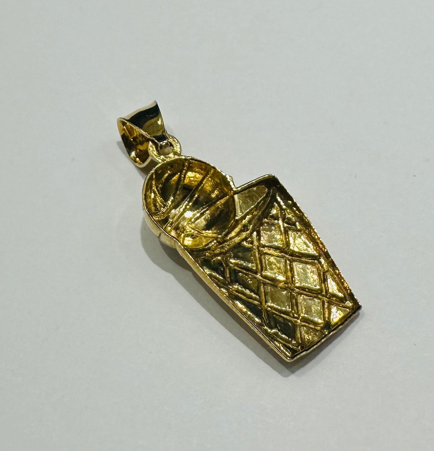 10K GOLD BASKETBALL AND HOOP PENDANT-  WEIGHT: 2.2gm