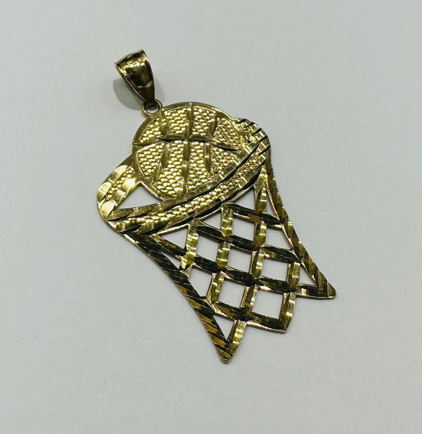 10K GOLD BASKETBALL AND HOOP PENDANT-  WEIGHT: 2.3gm