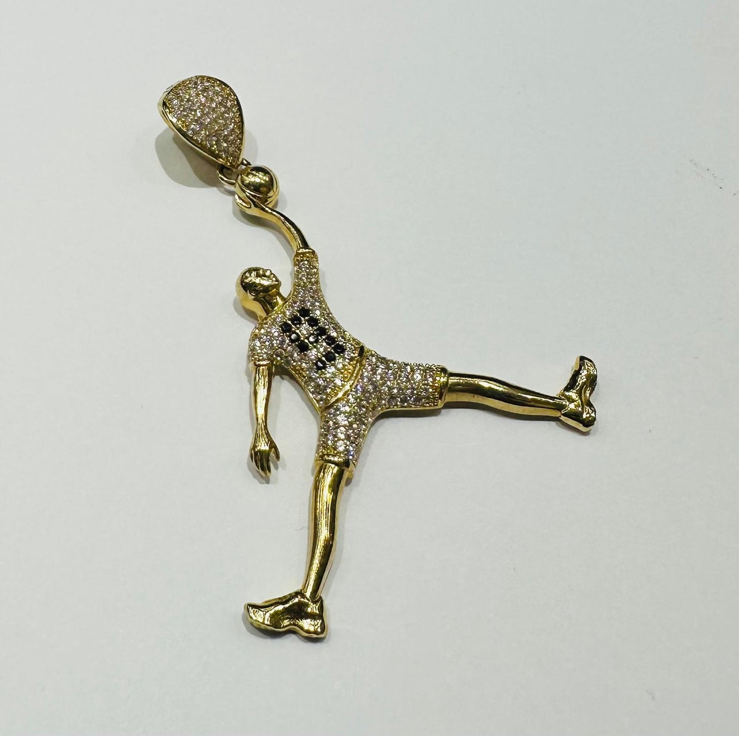 10K GOLD BASKETBALL PLAYER WITH WHITE SAPPHIRE-  WEIGHT: 5.3gm