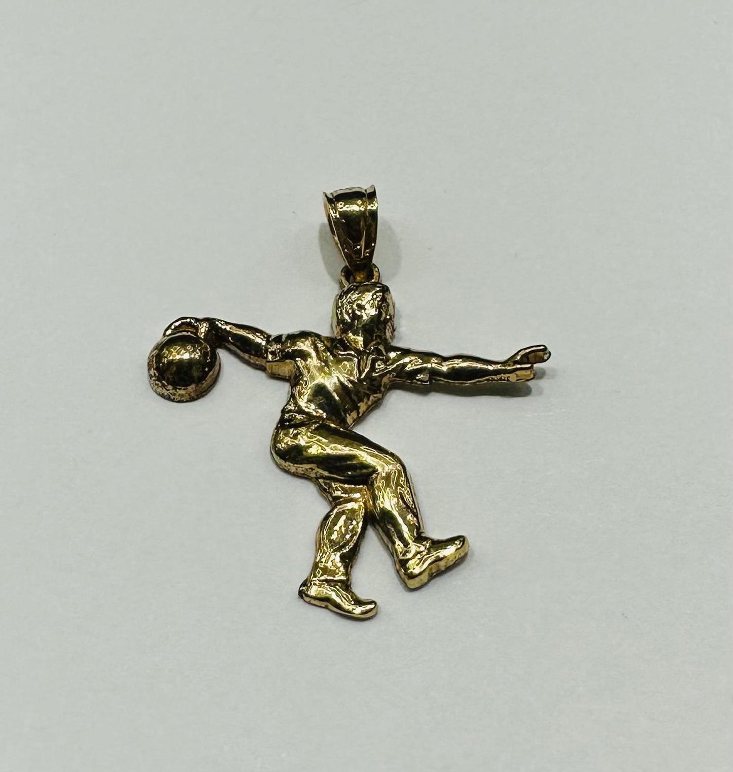 10K GOLD BASKETBALL PLAYER PENDANT-  WEIGHT: 1.2gm