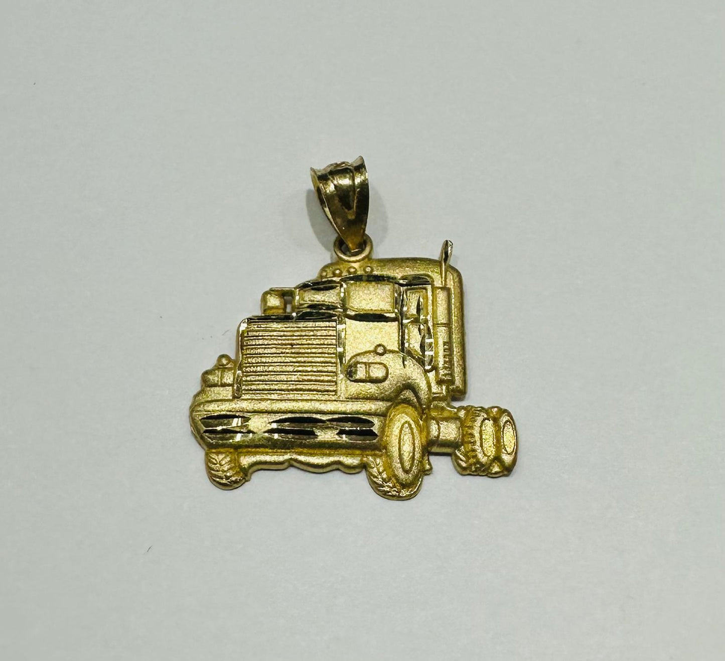 10K GOLD TRUCK PENDANT - WEIGHT: 1.7gm