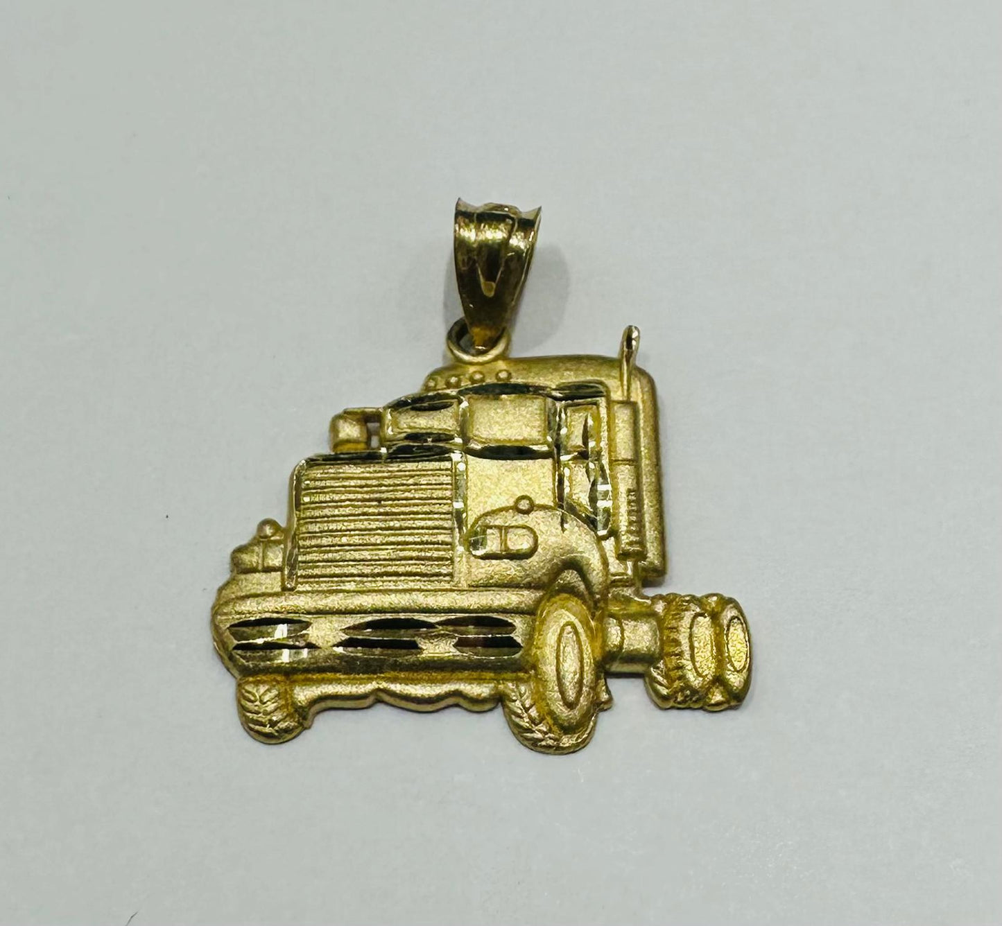 10K GOLD TRUCK PENDANT - WEIGHT: 1.7gm