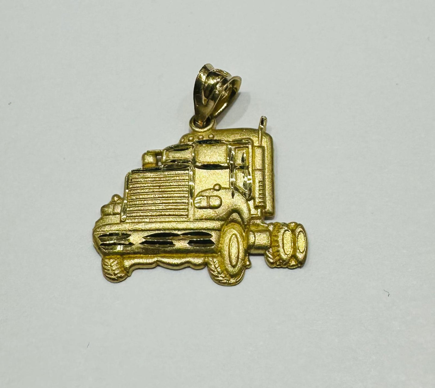 10K GOLD TRUCK PENDANT - WEIGHT: 1.7gm
