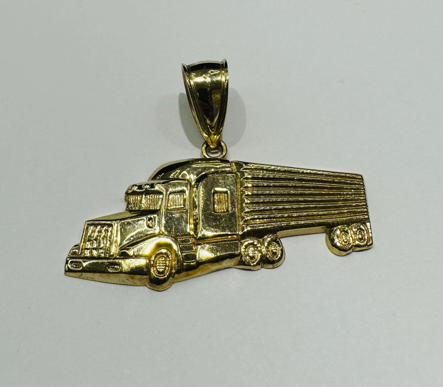 10K GOLD TRUCK RING- WEIGHT: 4.8gm