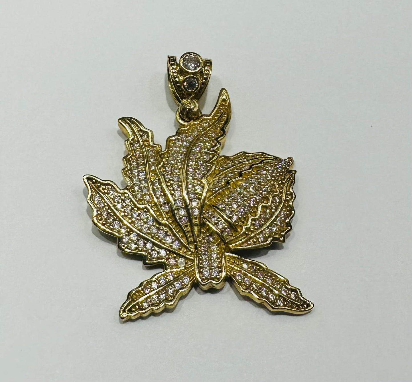 10K GOLD LEAF PENDANT WITH SAPPHIRE STONES- WEIGHT: 7.5gm