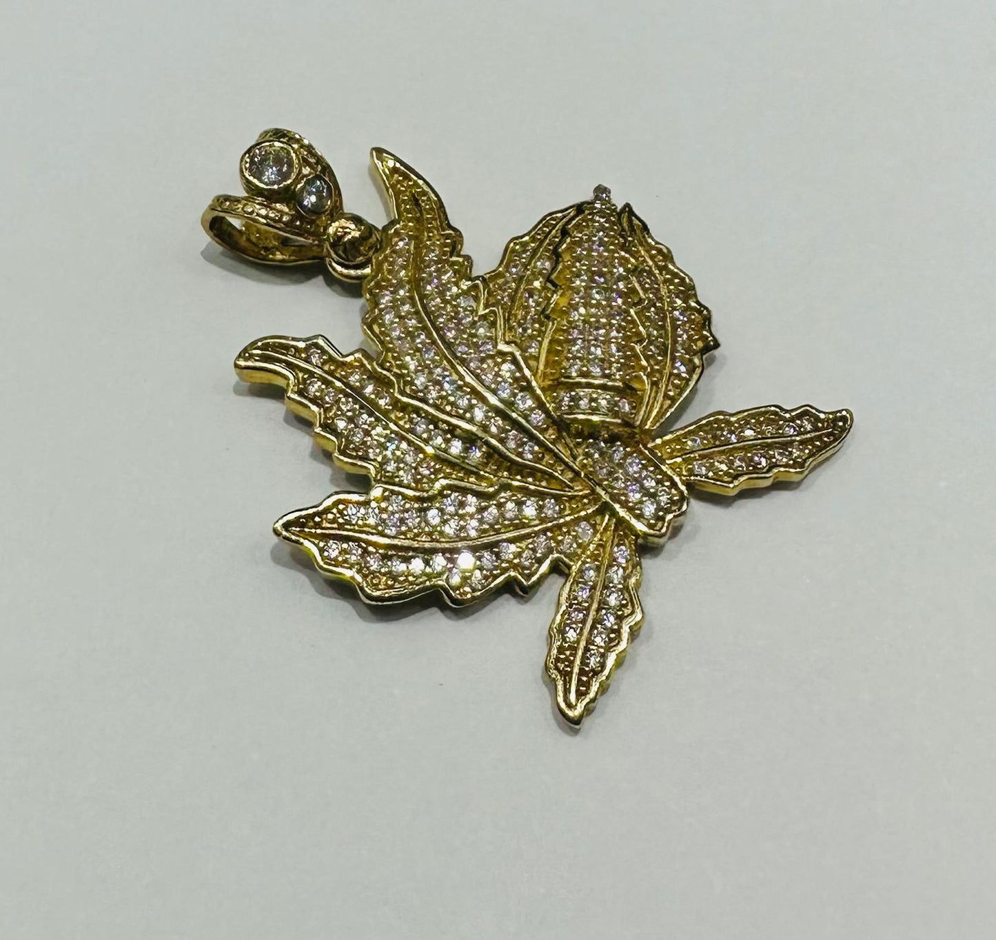 10K GOLD LEAF PENDANT WITH SAPPHIRE STONES- WEIGHT: 7.5gm