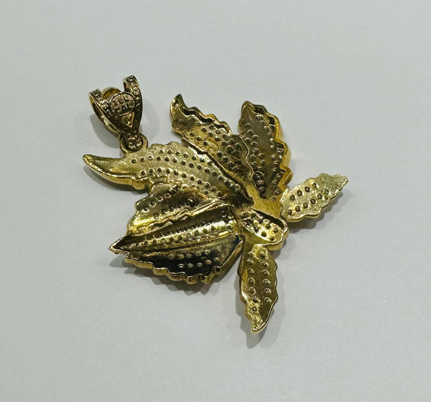 10K GOLD LEAF PENDANT WITH SAPPHIRE STONES- WEIGHT: 7.5gm