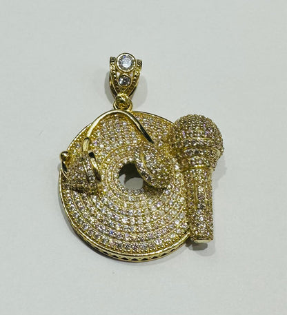 10K GOLD HEADPHONE, MIC, DISC  PENDANT WITH WHITE SAPPHIRE- WEIGHT: 15.4gm