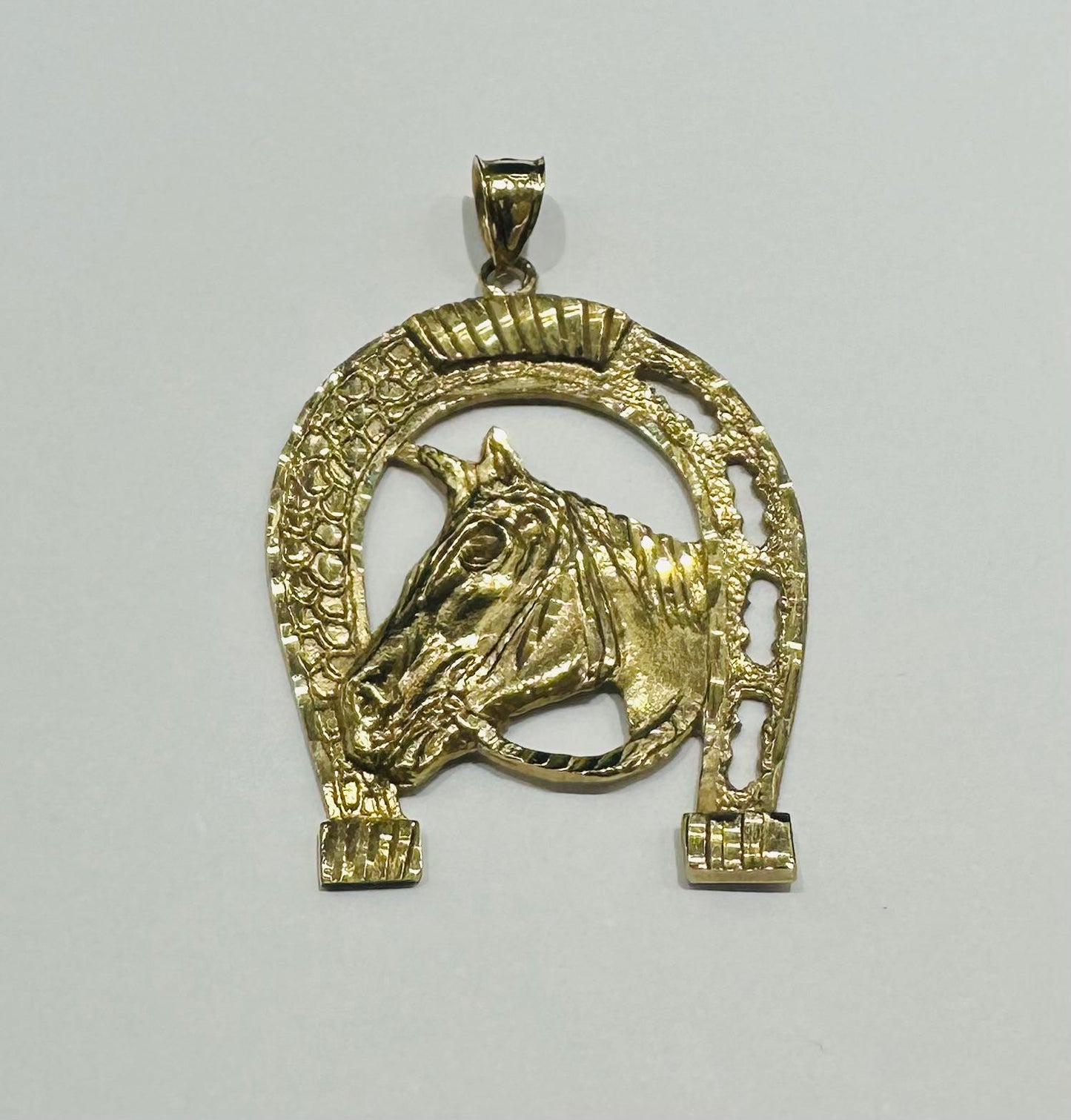 10K GOLD HORSESHOE HORSE PENDANT- WEIGHT: 8.2gm
