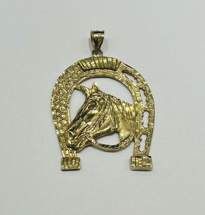 10K GOLD HORSESHOE HORSE PENDANT- WEIGHT: 8.2gm