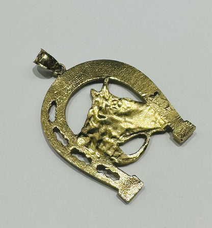 10K GOLD HORSESHOE HORSE PENDANT- WEIGHT: 8.2gm