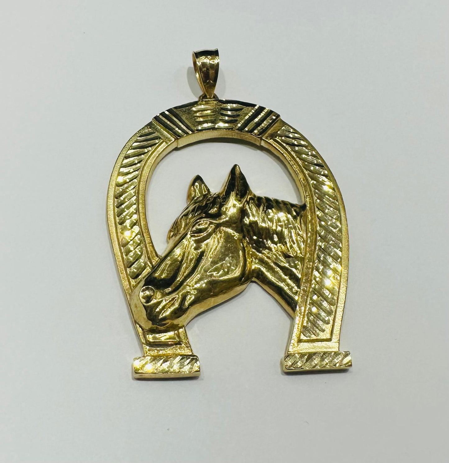10K GOLD HORSESHOE HORSE PENDANT- WEIGHT: 13.3gm