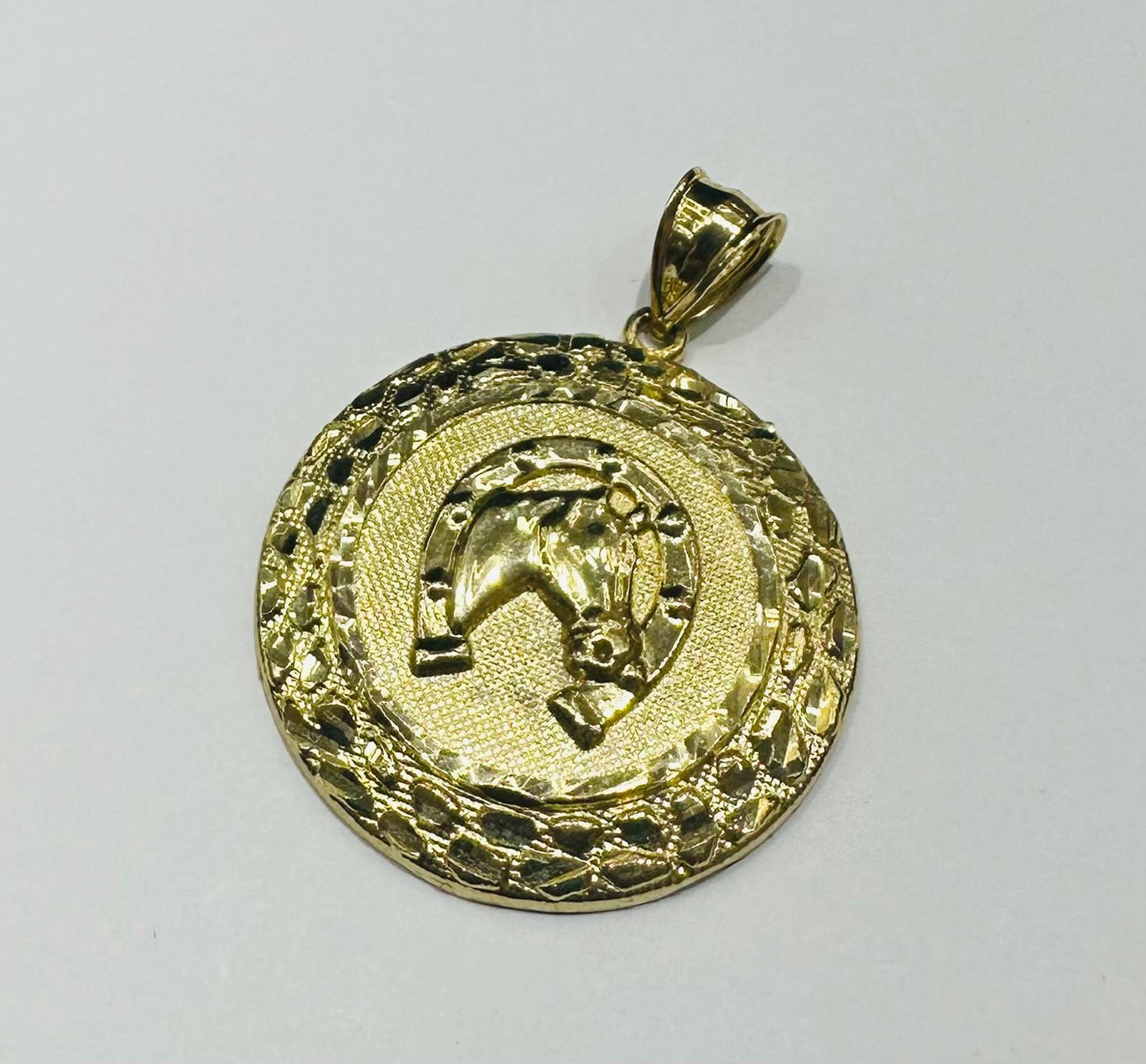 10K GOLD ROUND HORSESHOE HORSE PENDANT- WEIGHT: 6.0gm