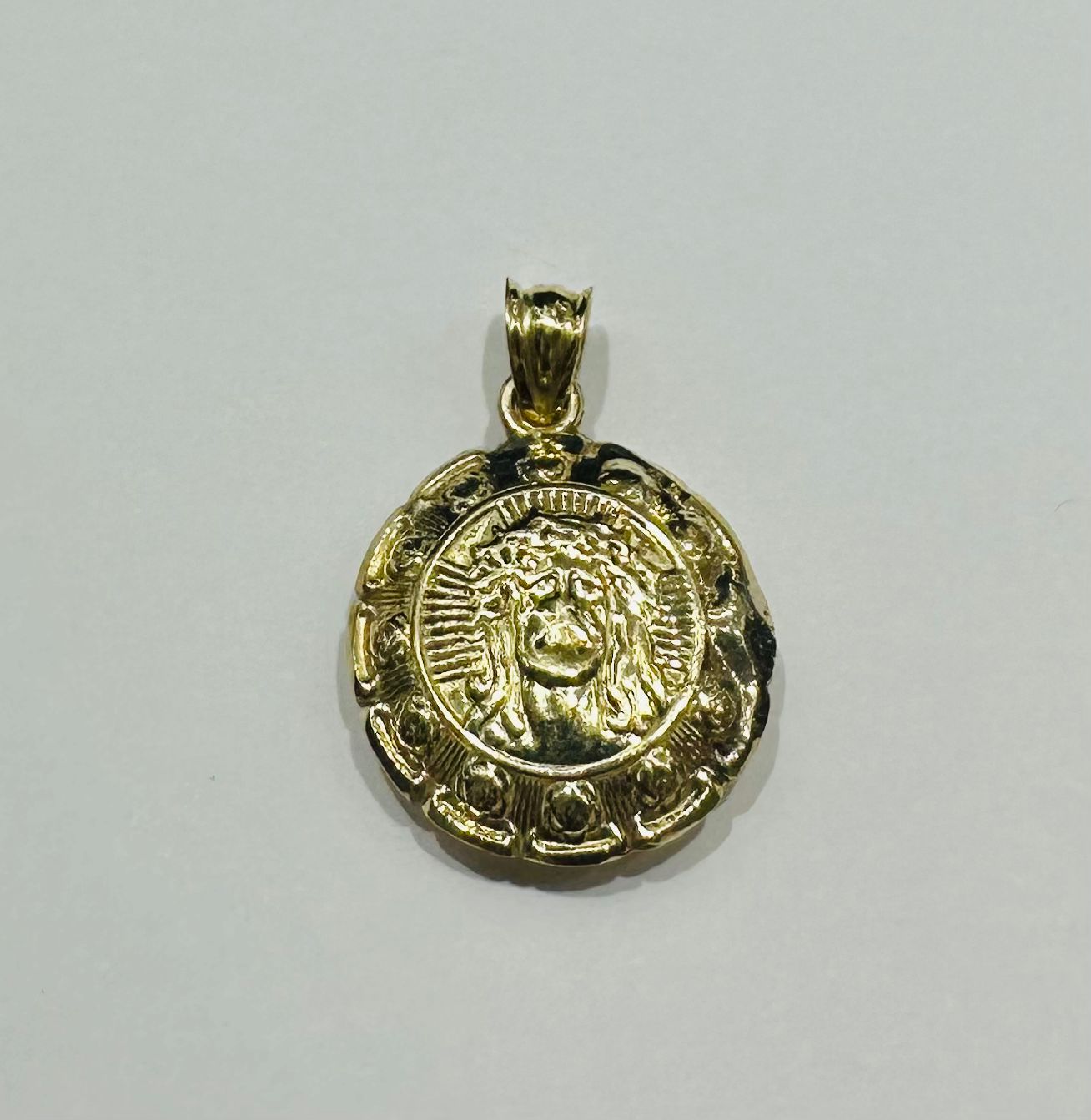 10K GOLD ROUND JESUS/ VIRGIN MARY PENDANT- WEIGHT: 2.4gm