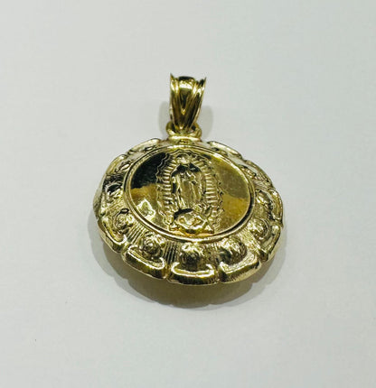 10K GOLD ROUND JESUS/ VIRGIN MARY PENDANT- WEIGHT: 2.4gm