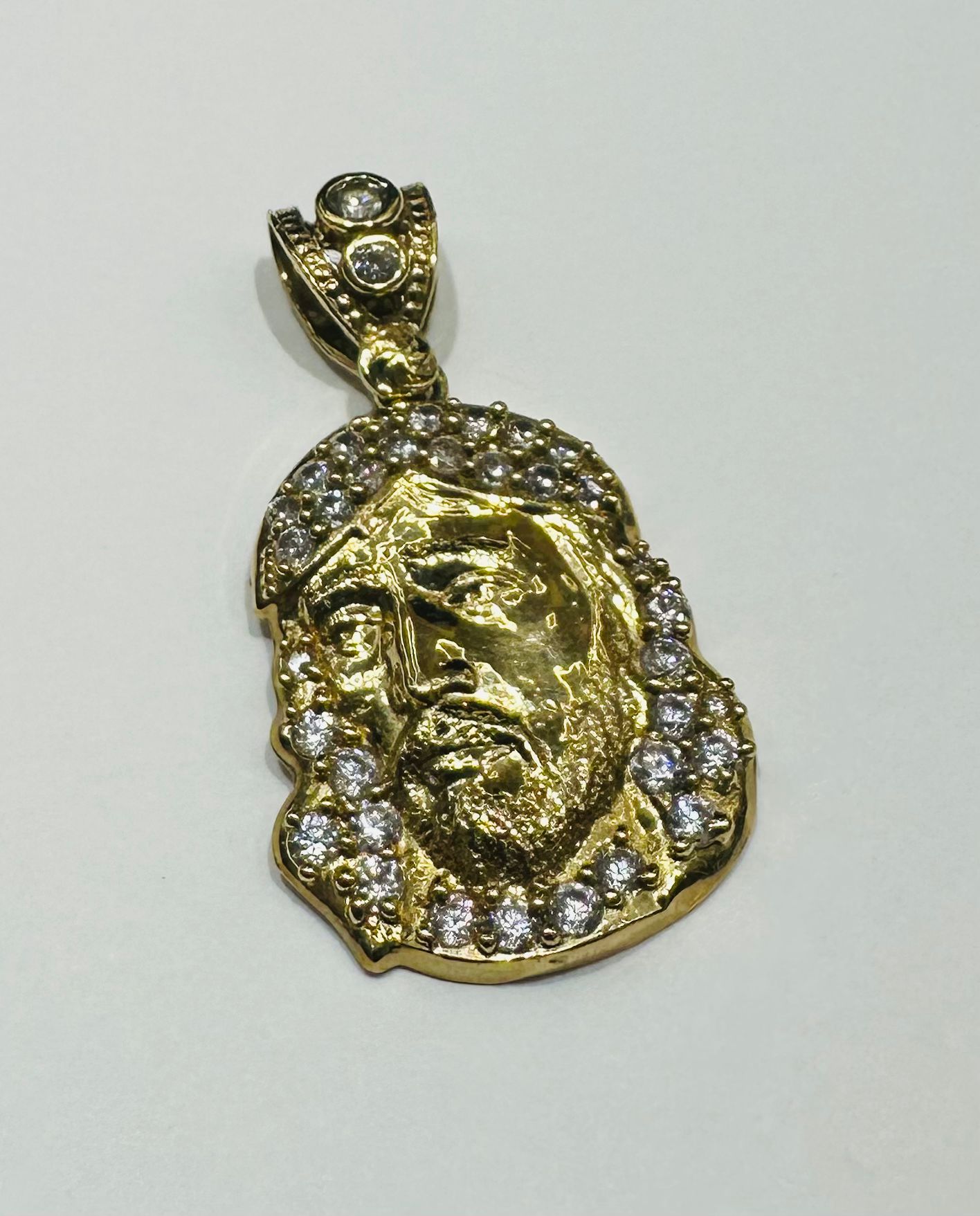 10K GOLD JESUS FACE PENDANT WITH WHITE SAPPHIRE- WEIGHT: 3.5gm