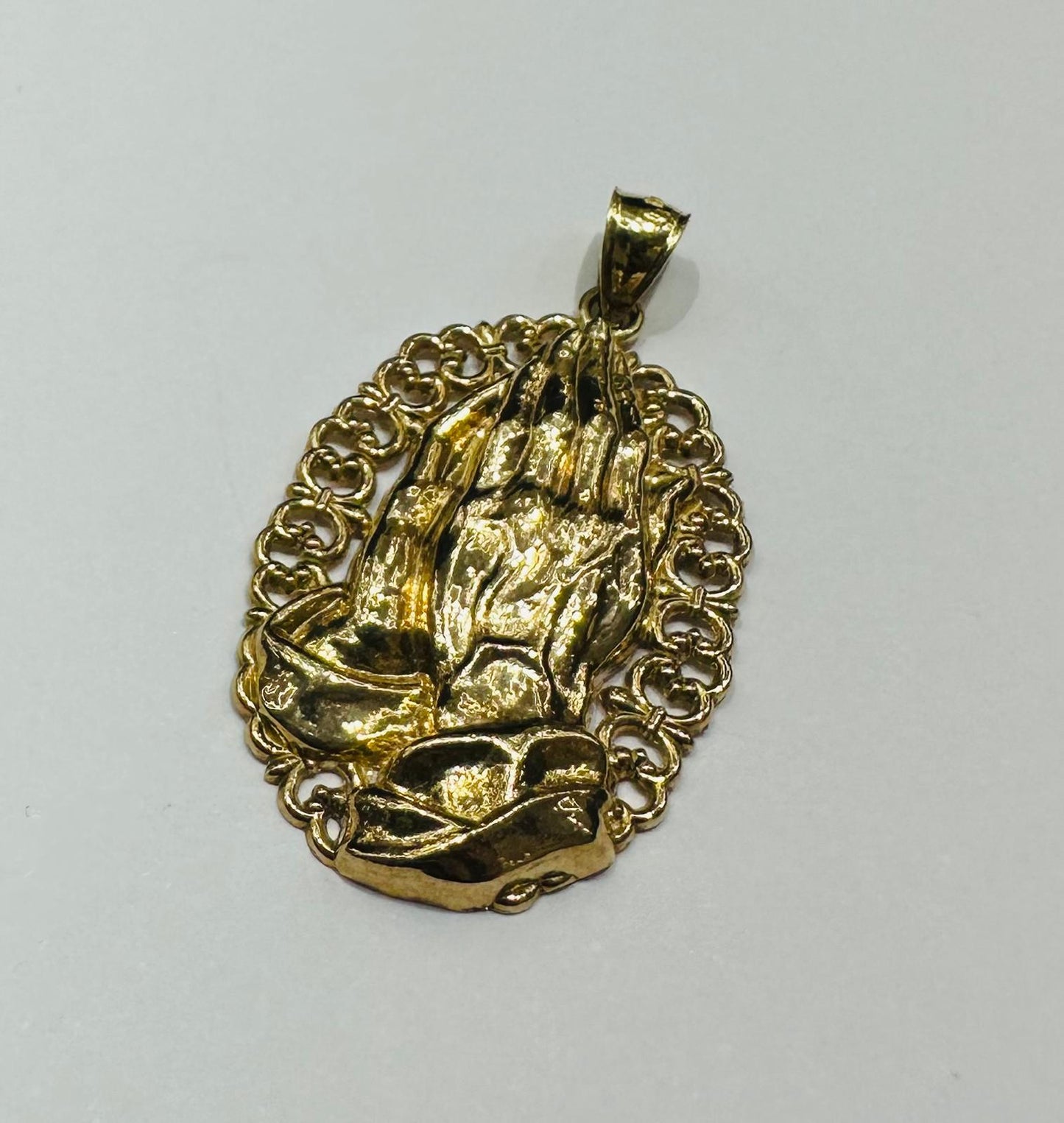 10K GOLD PRAYING HANDS PENDANT- WEIGHT: 3.8gm