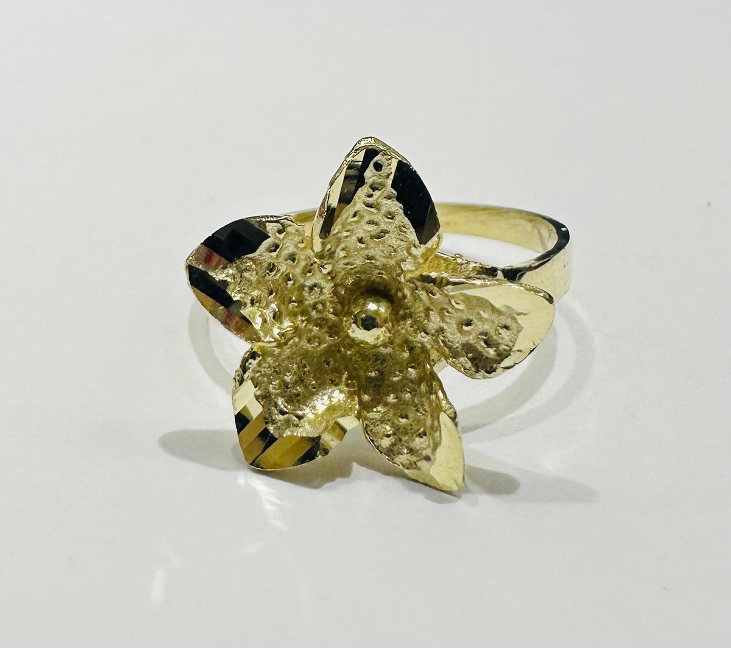 10K GOLD FLOWER RING- WEIGHT: 2.4gm