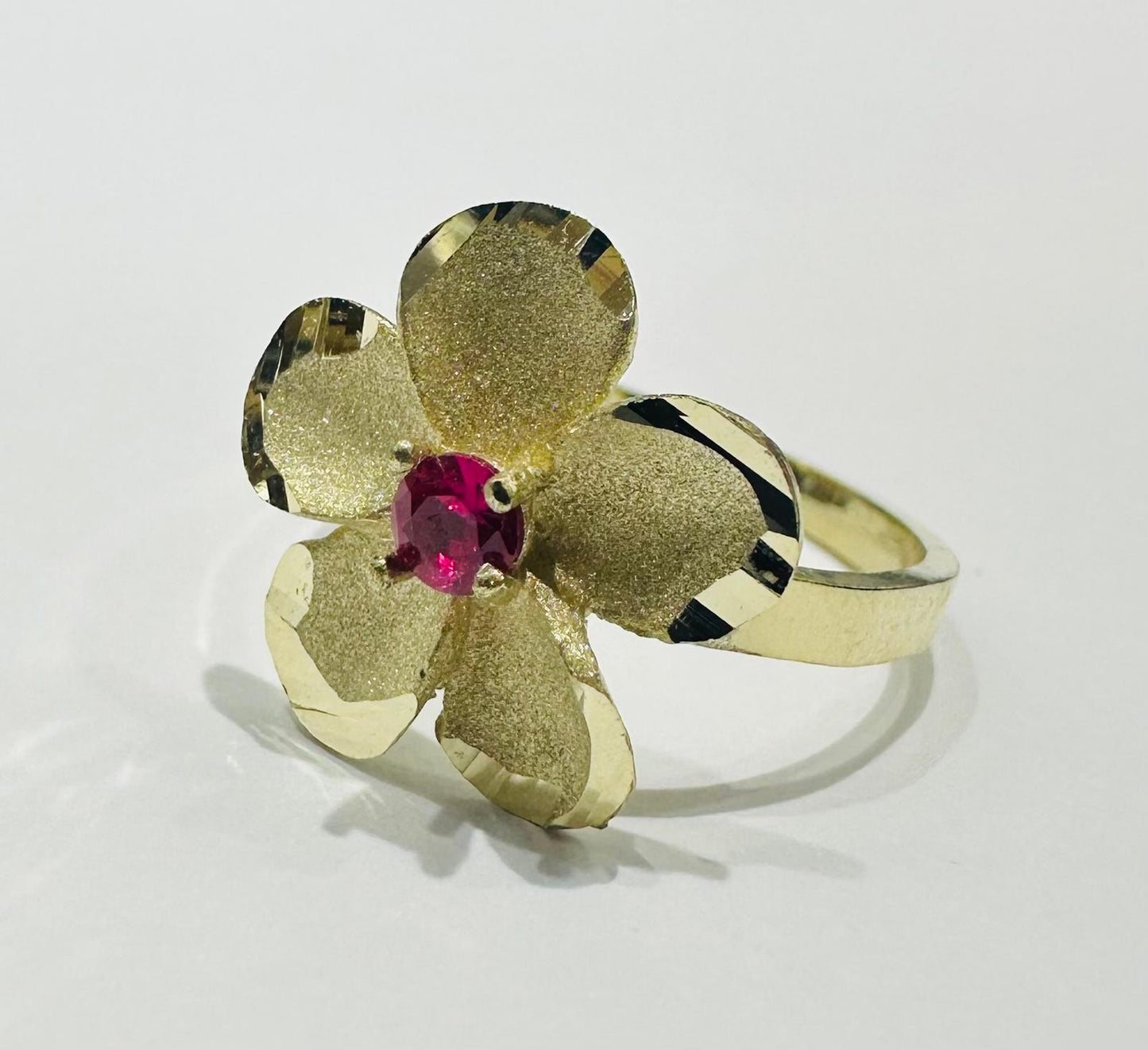 10K GOLD FLOWER RING- WEIGHT: 2.6gm