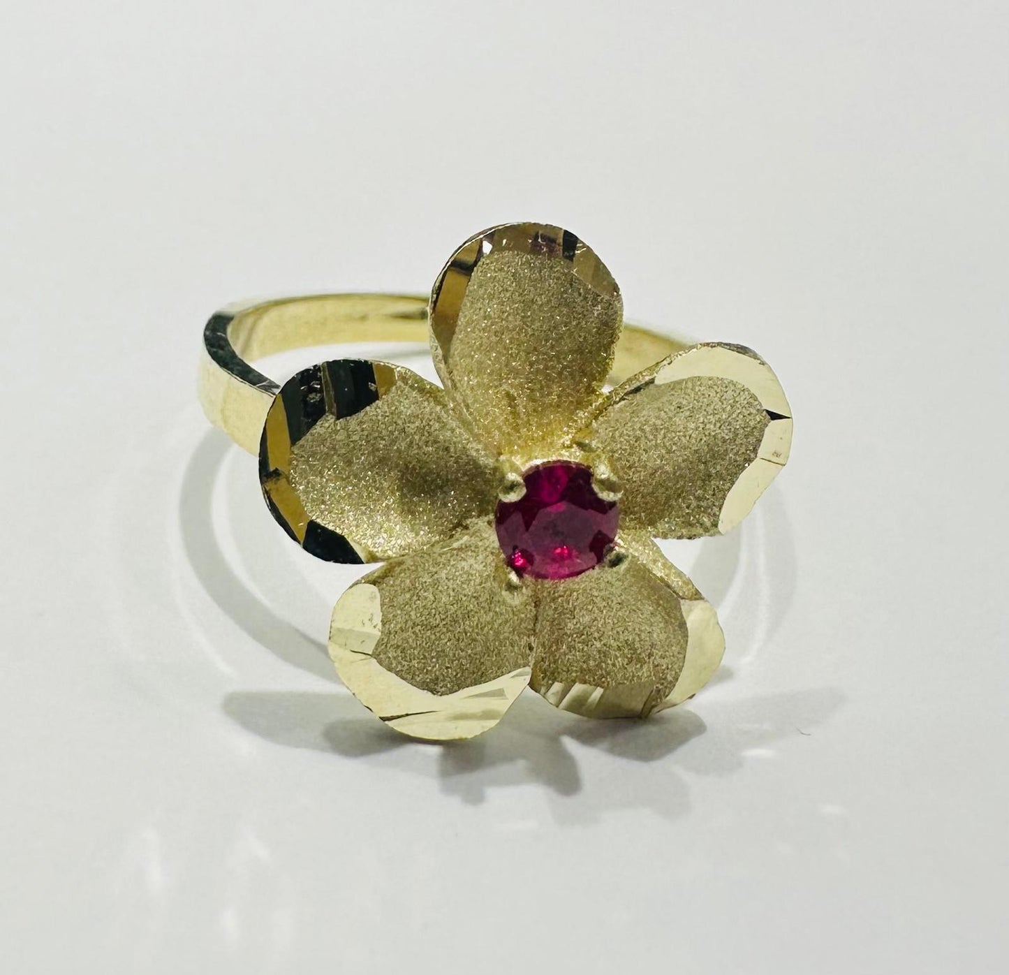 10K GOLD FLOWER RING- WEIGHT: 2.6gm
