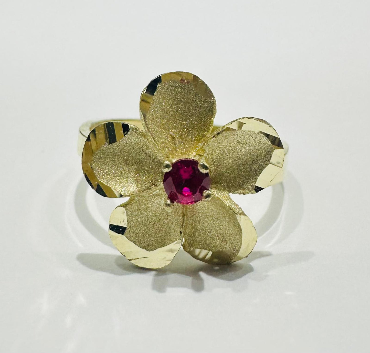 10K GOLD FLOWER RING- WEIGHT: 2.6gm