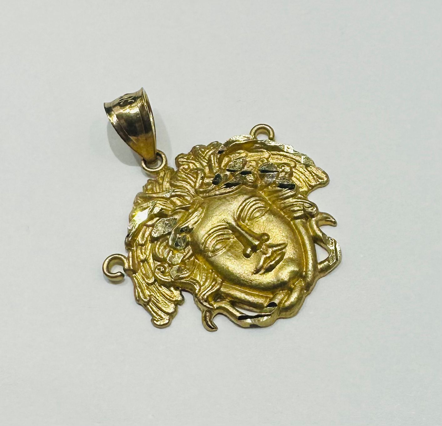 10K GOLD MEDUSA HEAD PENDANT- WEIGHT: 3.0gm